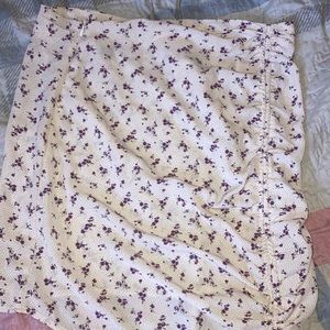 Cute mini floral skirt with zipper and a little slit to the side with a bow✨